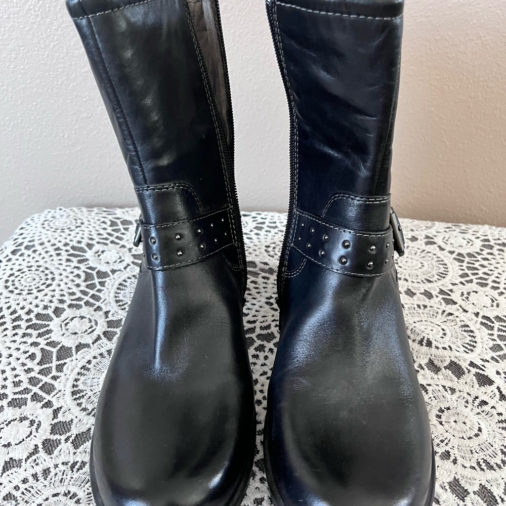 Earth Elegant Black Leather Heeled Boots